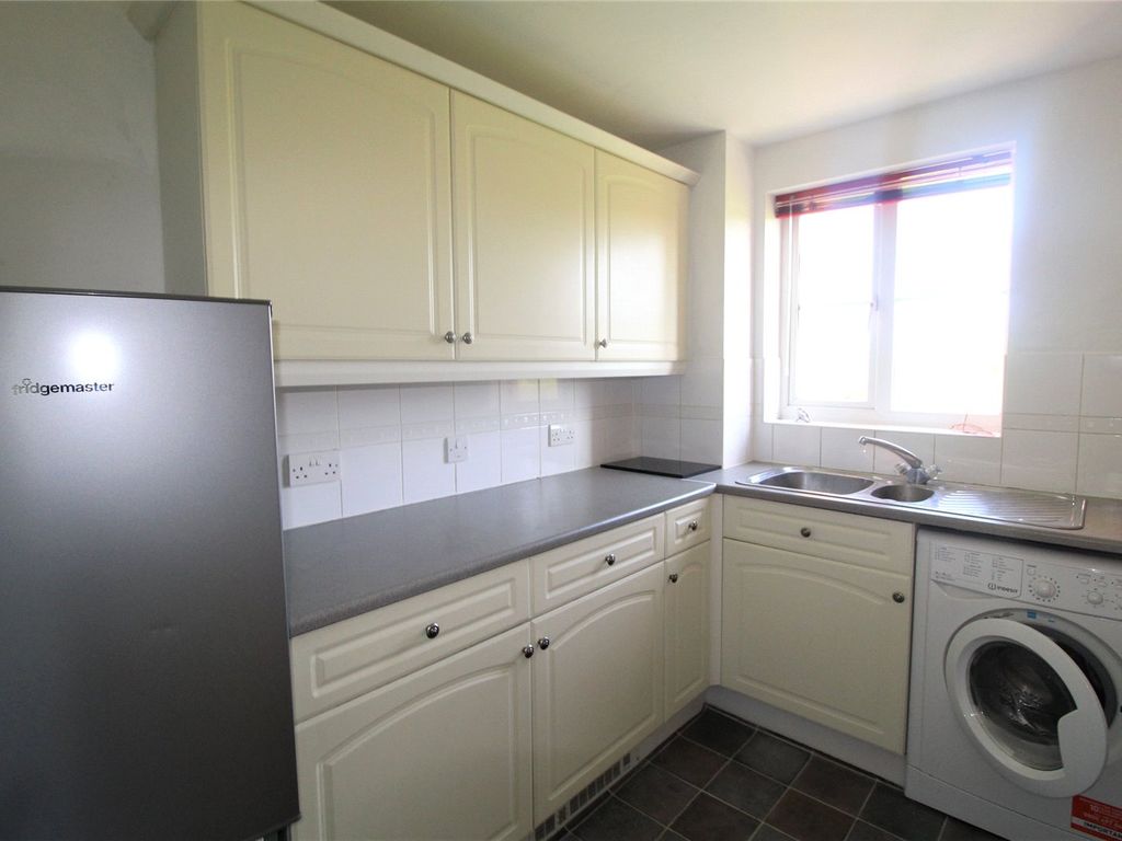 2 bed flat for sale in Richard Hillary Close, Ashford, Kent TN24, £130,000