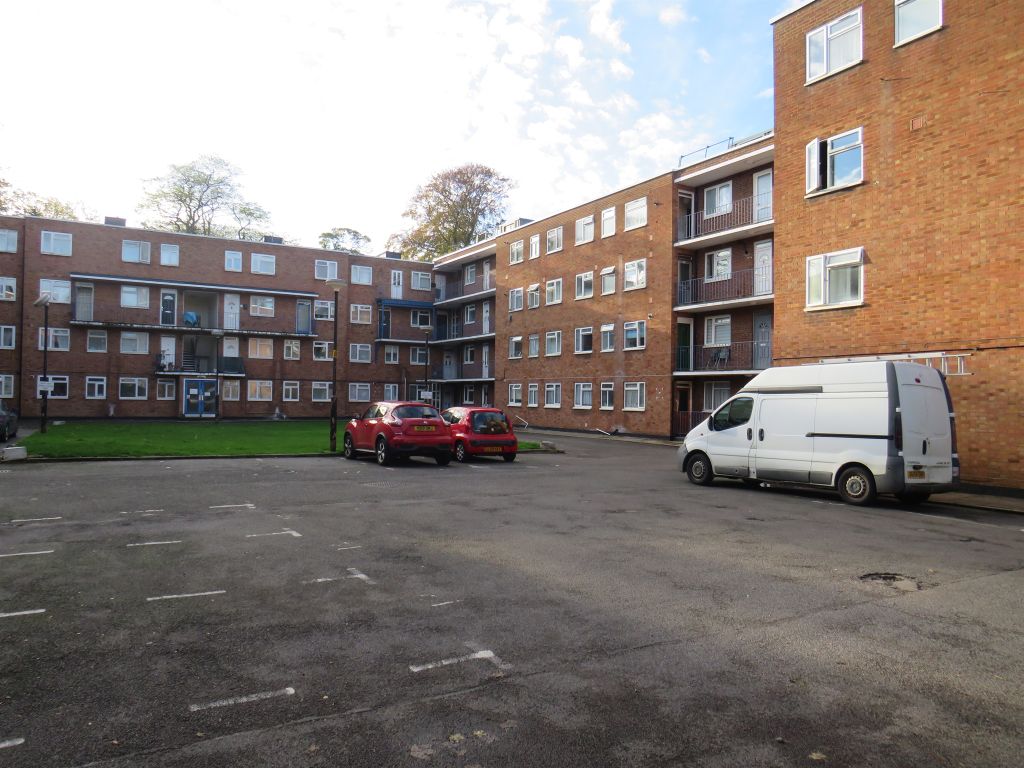 2 bed flat for sale in High Street South, Dunstable LU6, £130,000