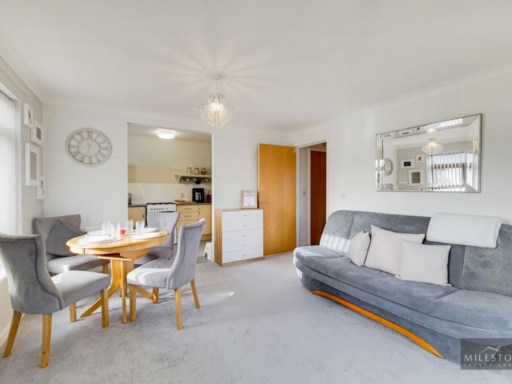 1 bed flat for sale in Atlas Crescent, Edgware HA8, £280,000
