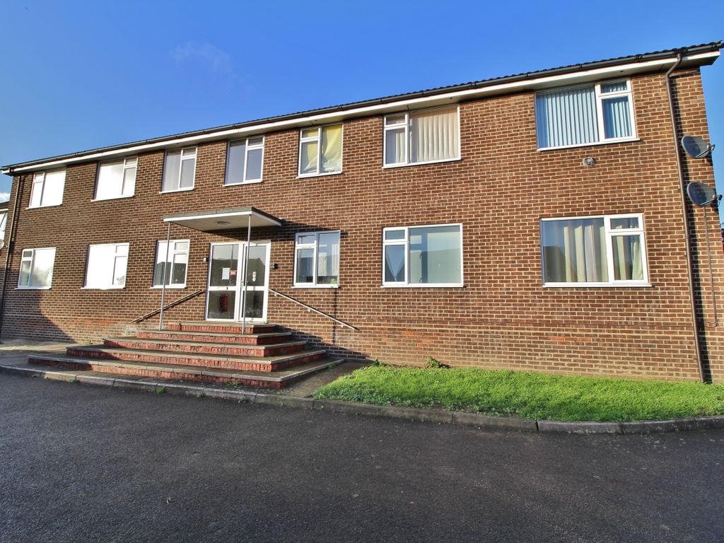 2 bed flat for sale in Copsey Close, Portsmouth PO6, £199,500