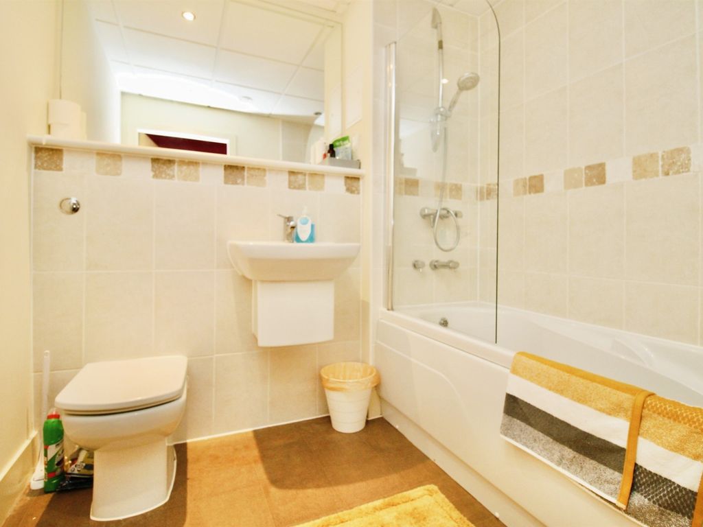 2 bed flat for sale in Ferry Court, Cardiff CF11, £240,000