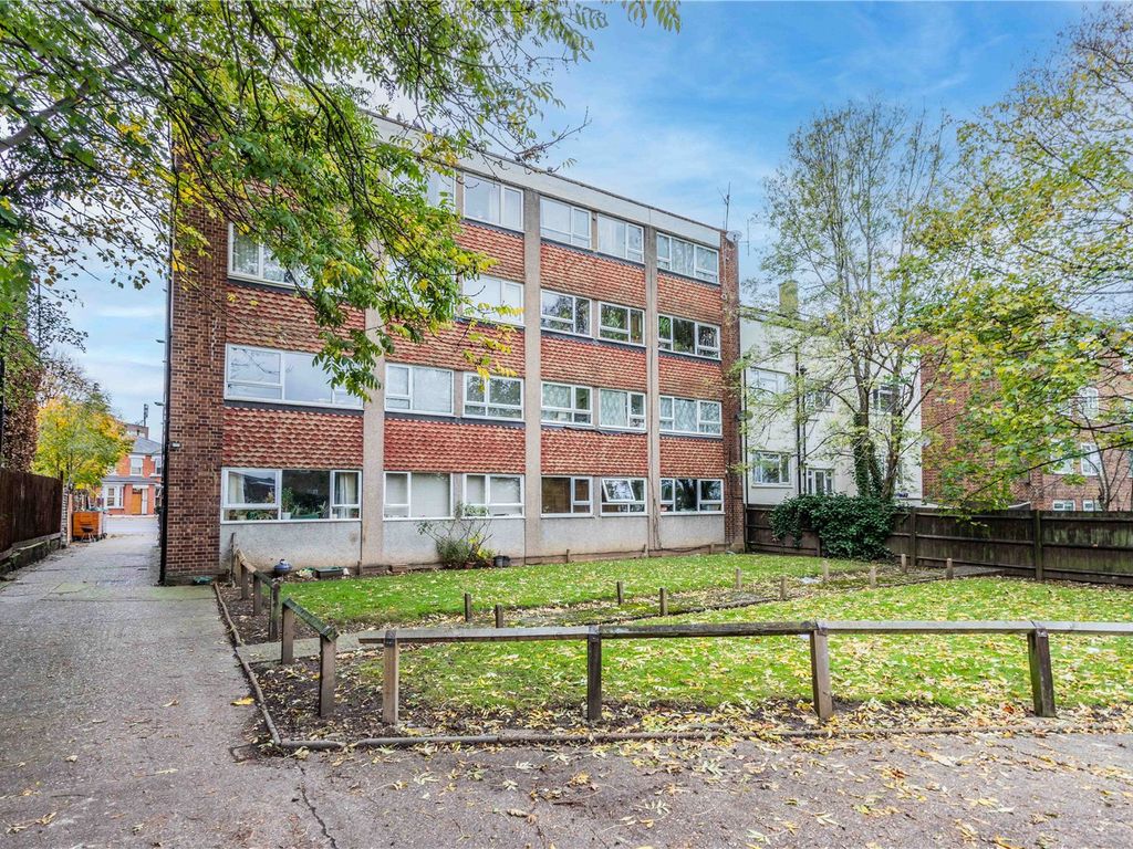 1 bed flat for sale in Fairlawn, Brownlow Road, Bound Green N11, £250,000
