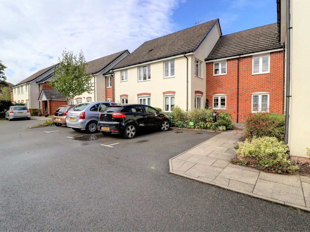 1 bed flat for sale in Penn Road, Hazlemere, High Wycombe HP15, £180,000