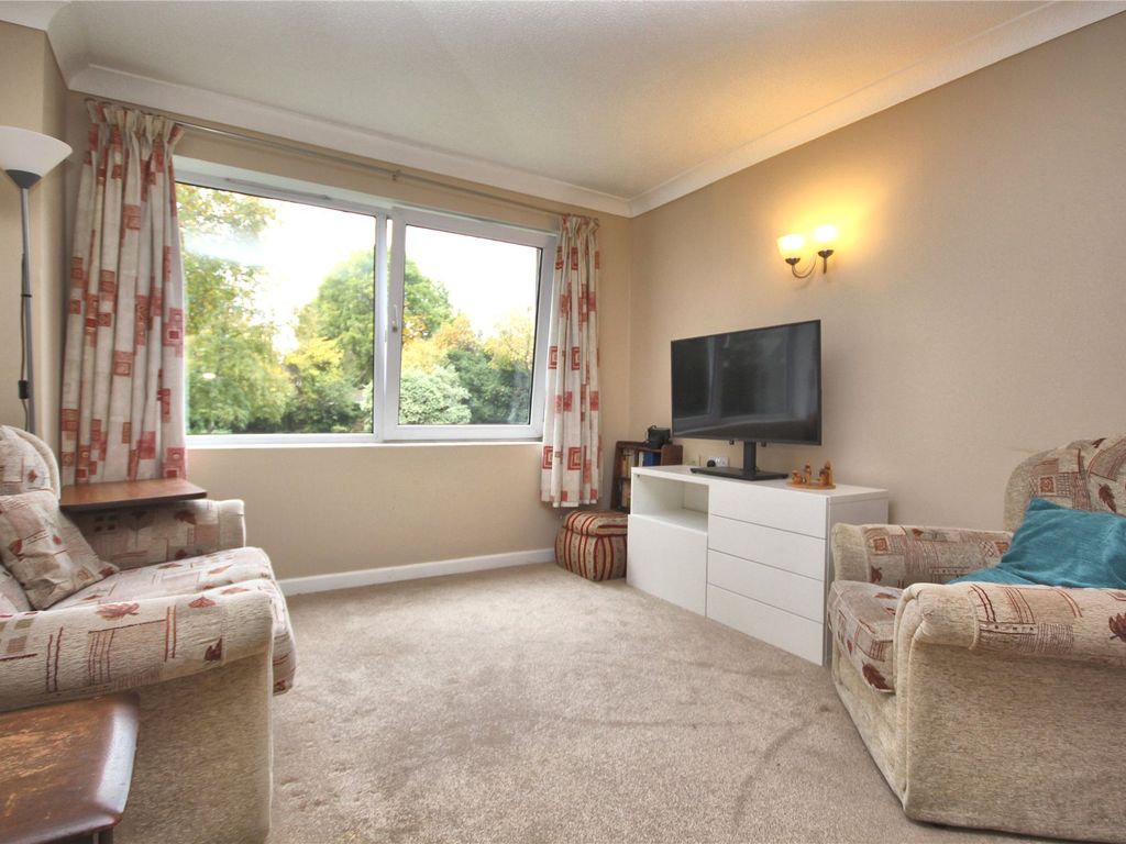 1 bed flat for sale in Woking, Surrey GU22, £75,000