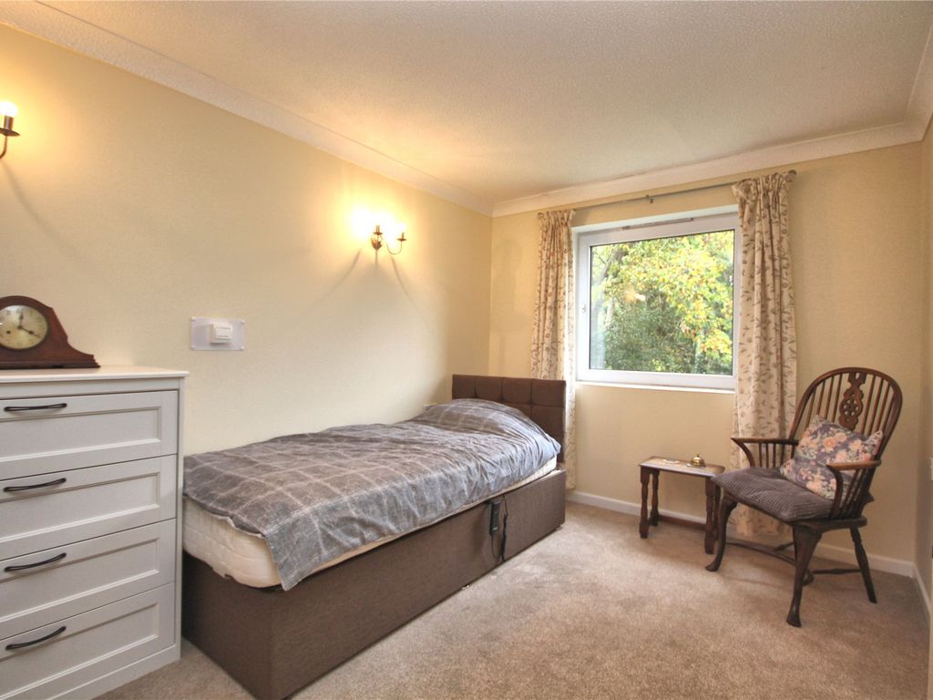 1 bed flat for sale in Woking, Surrey GU22, £75,000