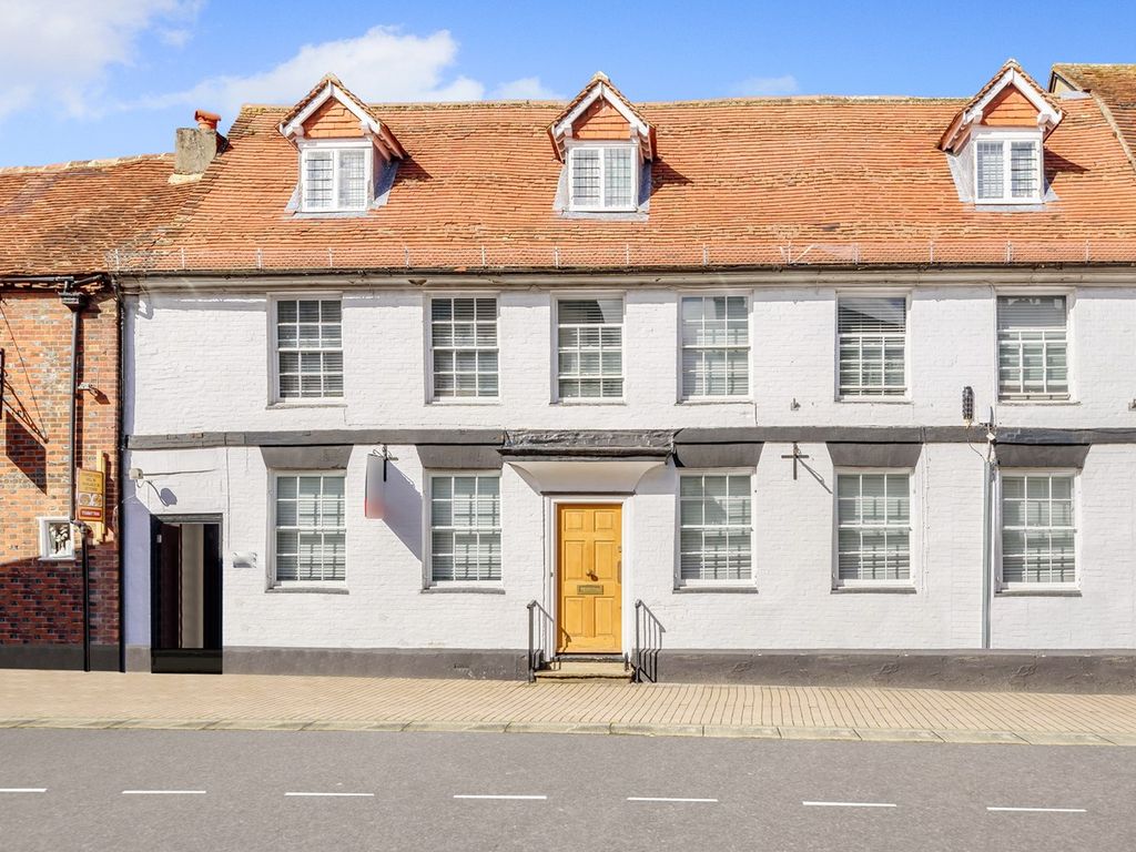 2 bed flat for sale in Newbury Street, Wantage OX12, £175,000