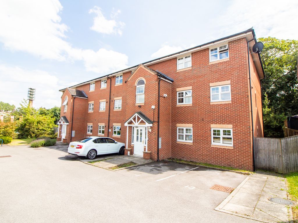 2 bed flat for sale in 19 Farnley Crescent, Leeds LS12, £110,000