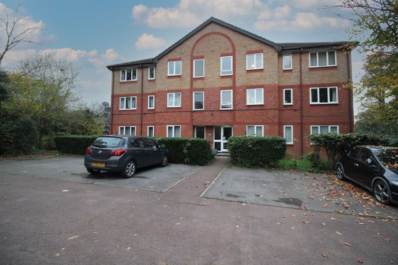 1 bed flat for sale in Chetwood Road, Crawley RH11, £140,000
