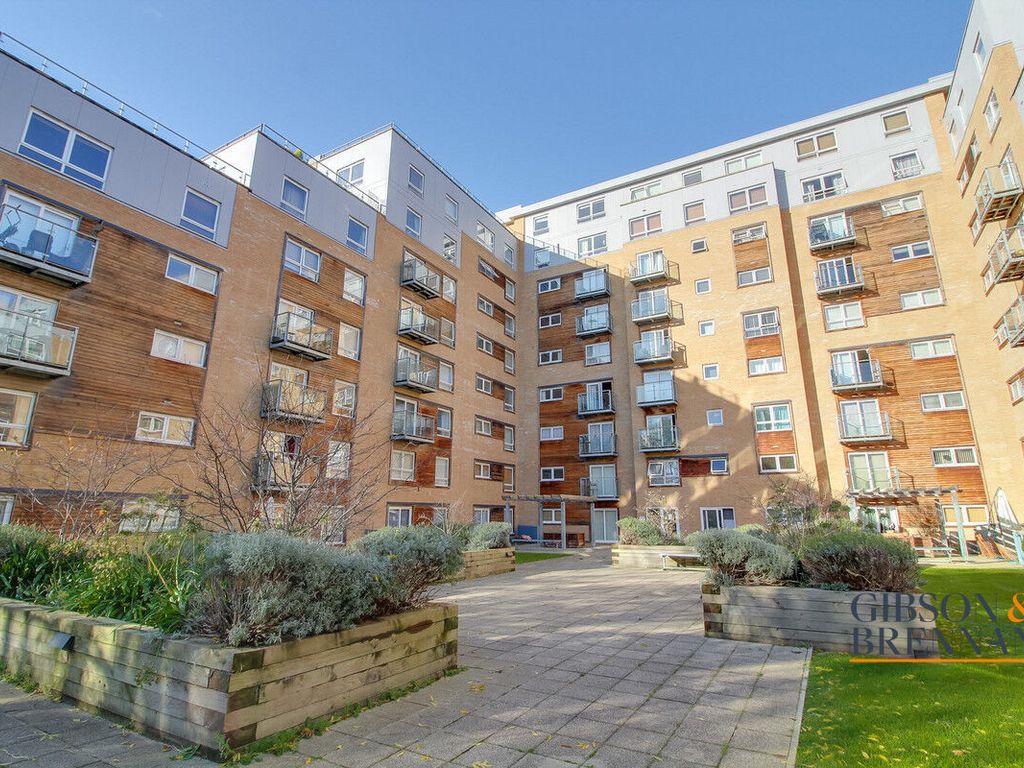 1 bed flat for sale in Cherrydown East, Basildon SS16, £185,000