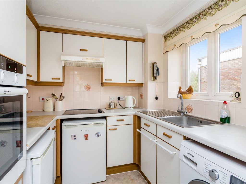 1 bed flat for sale in Lilac Court, London Road, Brighton BN1, £150,000