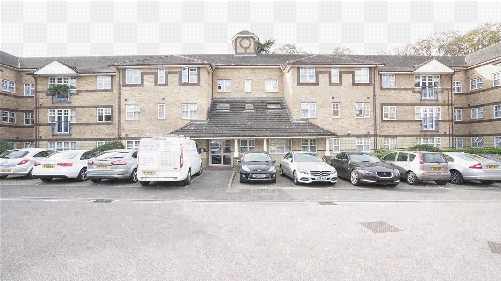 2 bed flat for sale in Earls Meade, Luton, Bedfordshire LU2, £170,000