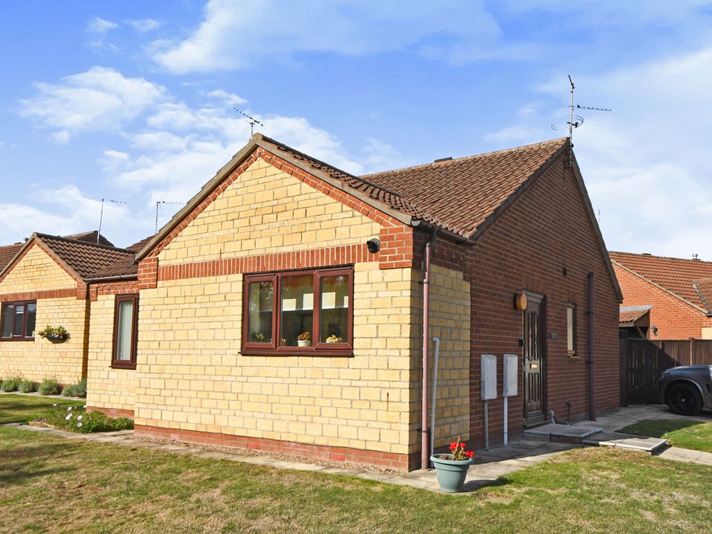 2 bed bungalow for sale in Meadowlake Close, Lincoln LN6, £160,000