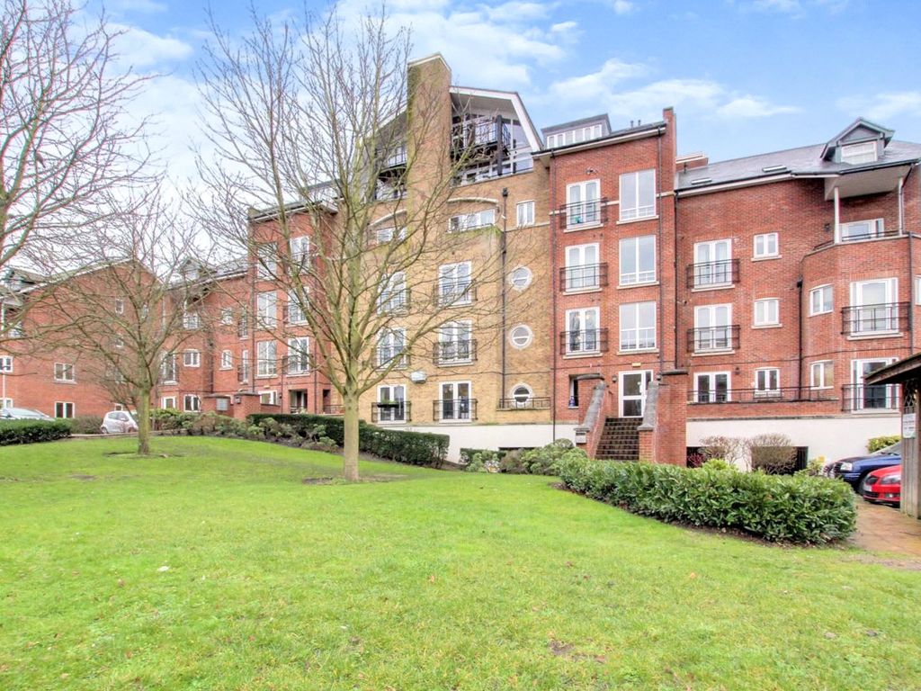2 bed flat for sale in Iliffe Close, Reading, Berkshire RG1, £230,000