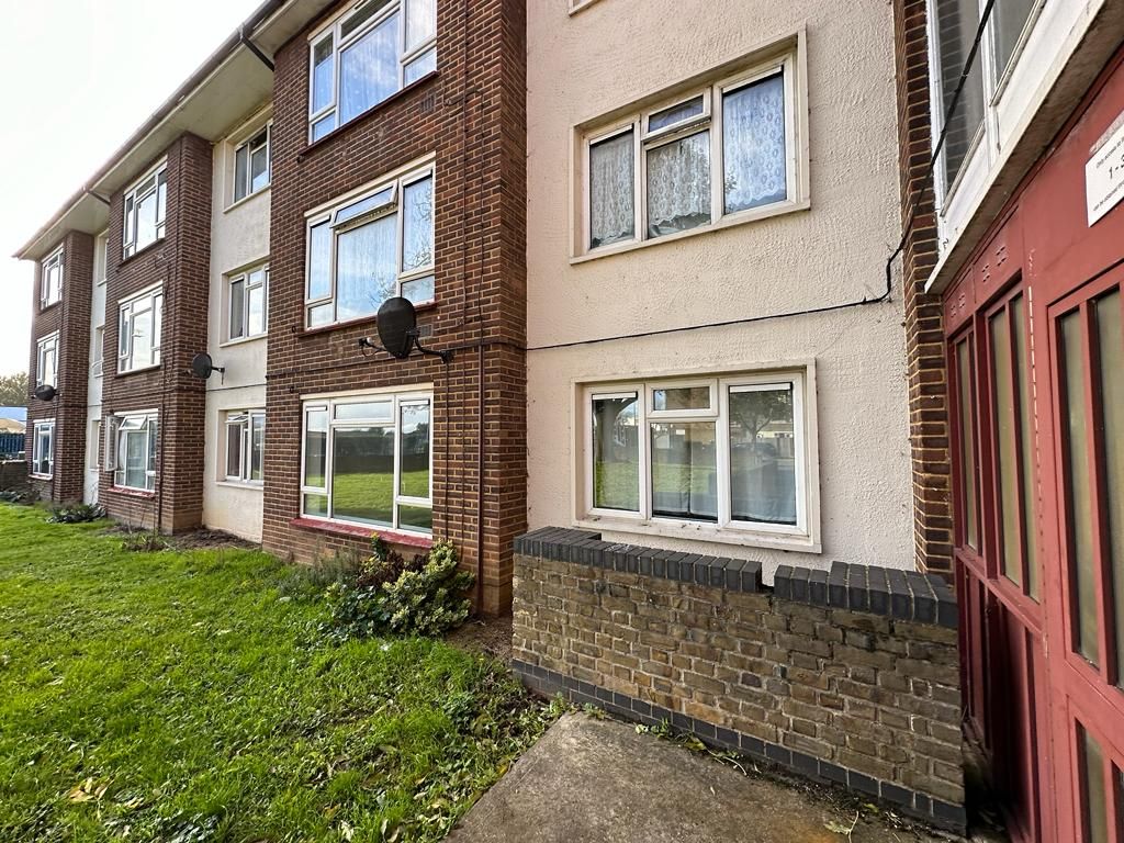 1 bed flat for sale in Saxon Gardens, Southend-On-Sea SS3, £114,990