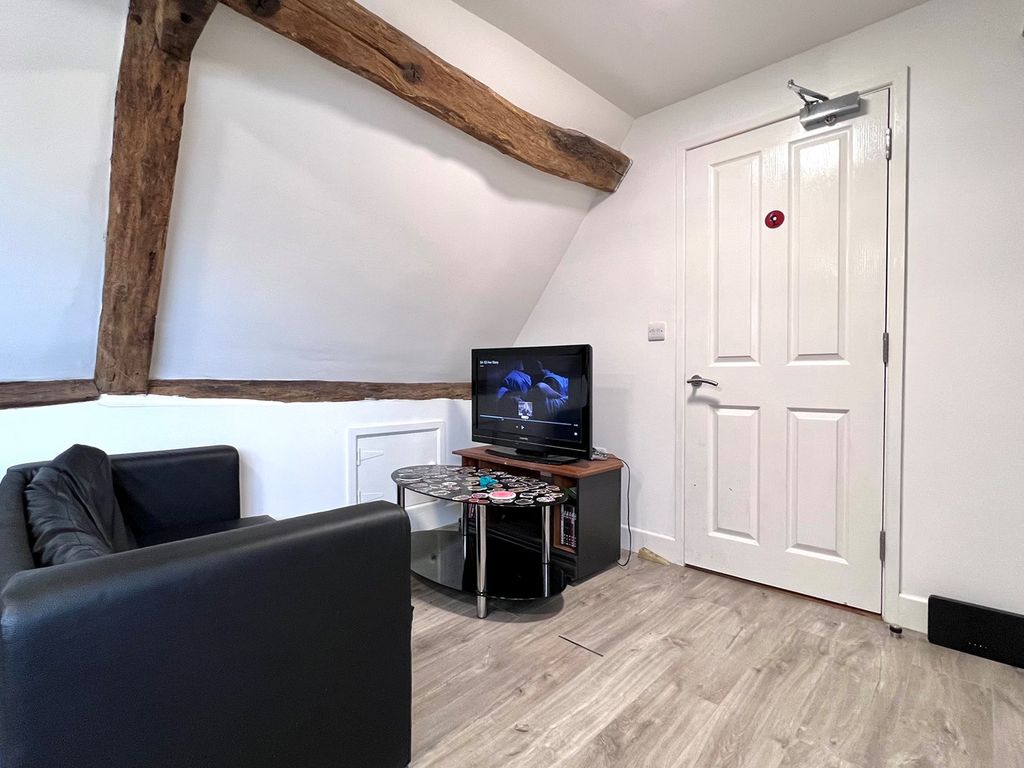 1 bed flat for sale in Newbury Street, Wantage OX12, £140,000