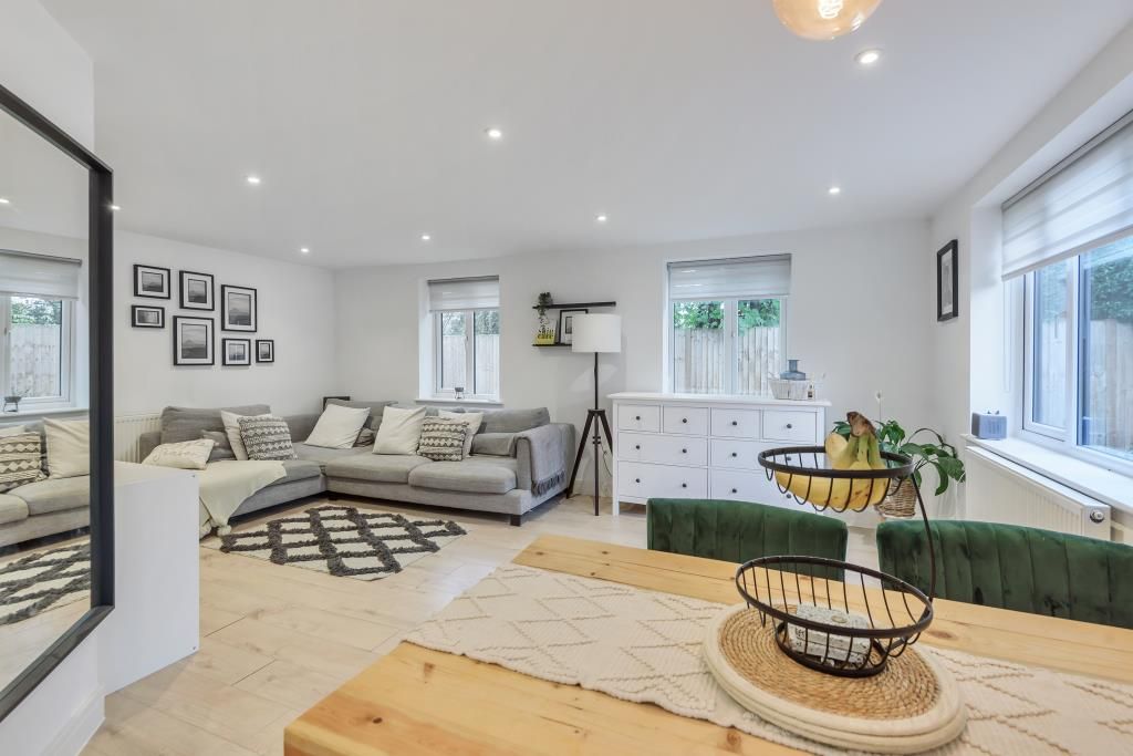 1 bed flat for sale in Windsor, Berkshire SL4, £300,000