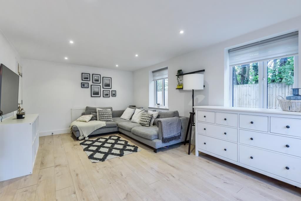 1 bed flat for sale in Windsor, Berkshire SL4, £300,000