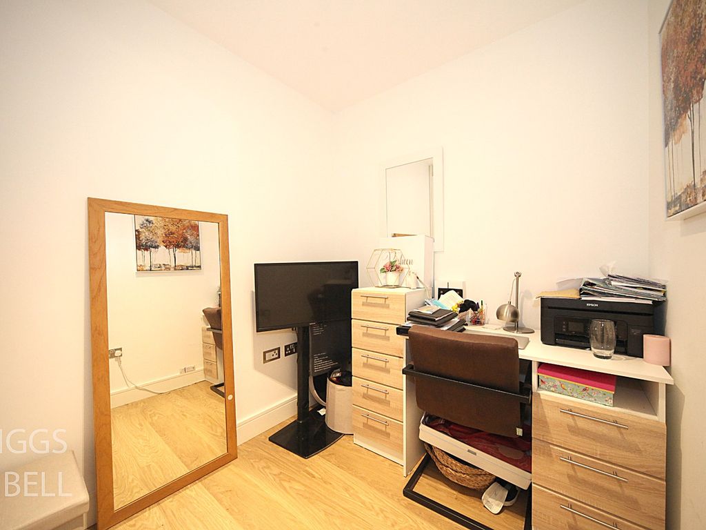 1 bed flat for sale in Laporte Way, Luton, Bedfordshire LU4, £160,000
