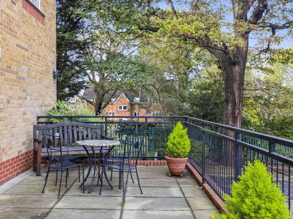 1 bed flat for sale in Saddlers Court, Epsom KT18, £180,000