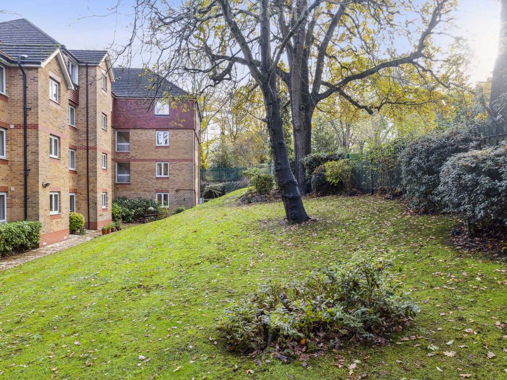 1 bed flat for sale in Saddlers Court, Epsom KT18, £180,000