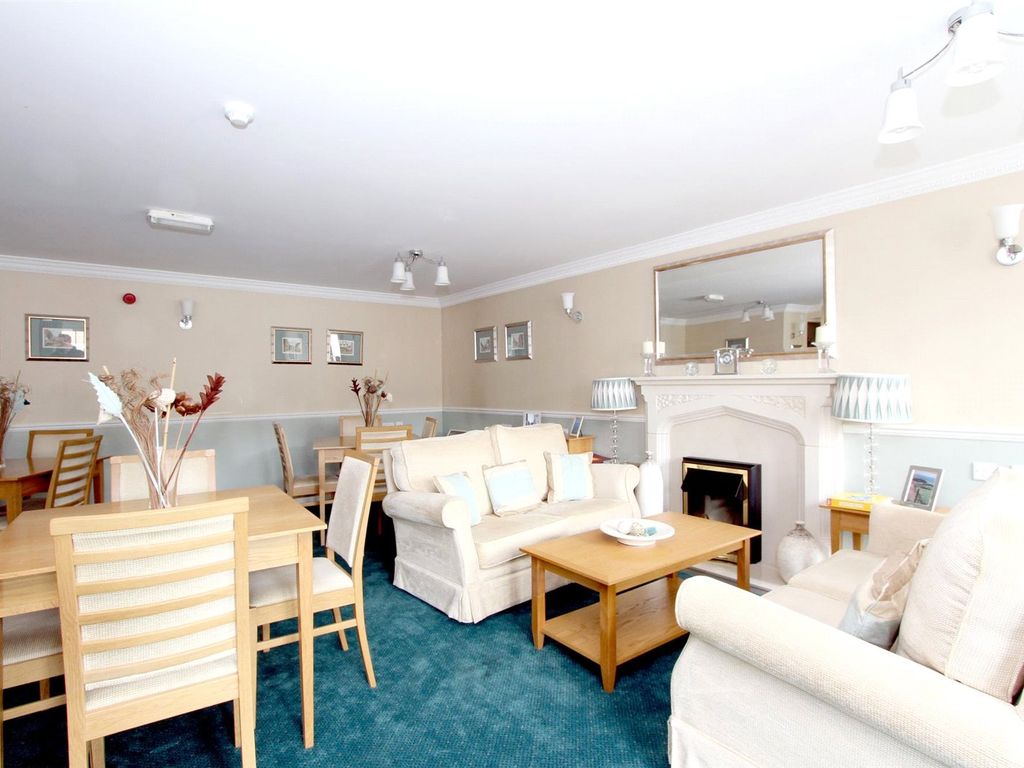 2 bed flat for sale in Pheasant Court, Holtsmere Close, Garston WD25, £200,000