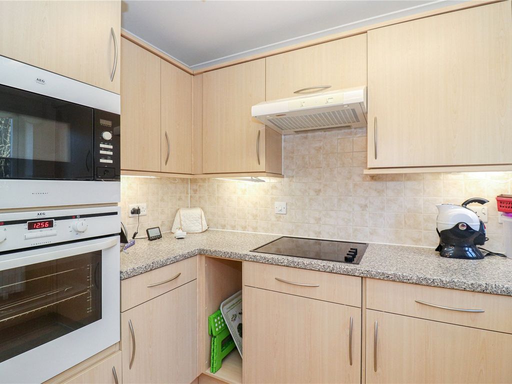 2 bed flat for sale in Pheasant Court, Holtsmere Close, Garston WD25, £200,000