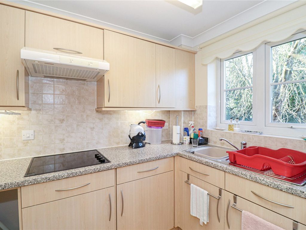 2 bed flat for sale in Pheasant Court, Holtsmere Close, Garston WD25, £200,000