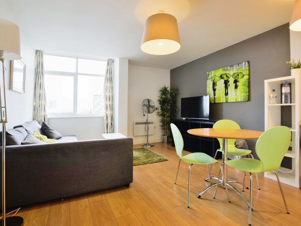 2 bed flat for sale in Broadway, Salford, Greater Manchester M50, £170,000