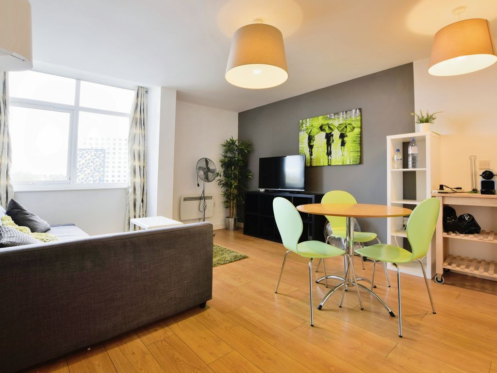 2 bed flat for sale in Broadway, Salford, Greater Manchester M50, £170,000