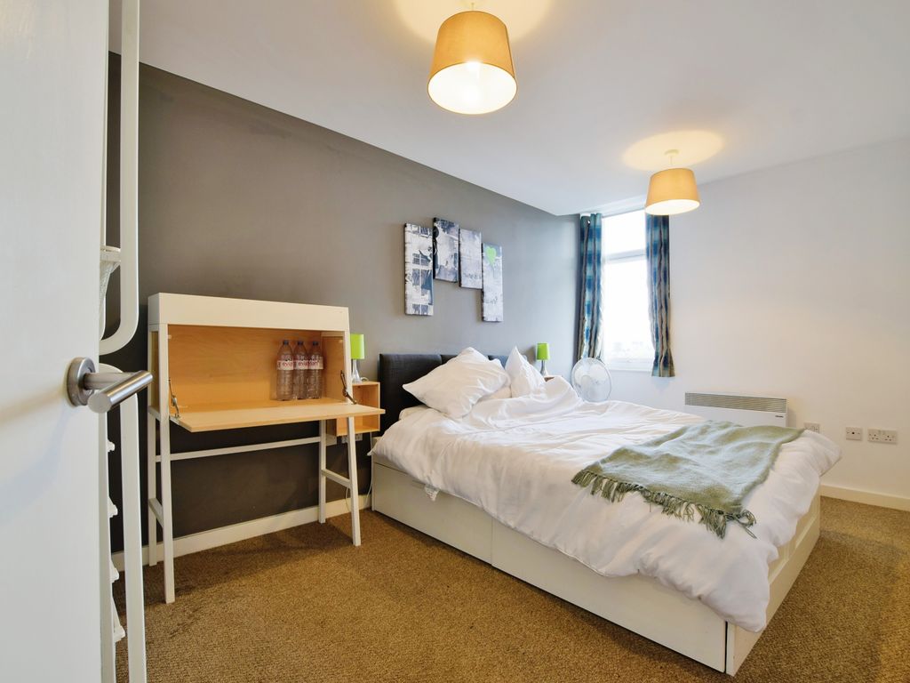 2 bed flat for sale in Broadway, Salford, Greater Manchester M50, £170,000