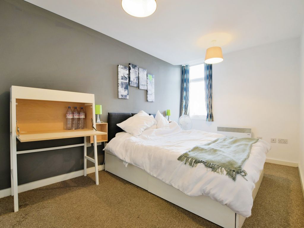 2 bed flat for sale in Broadway, Salford, Greater Manchester M50, £170,000