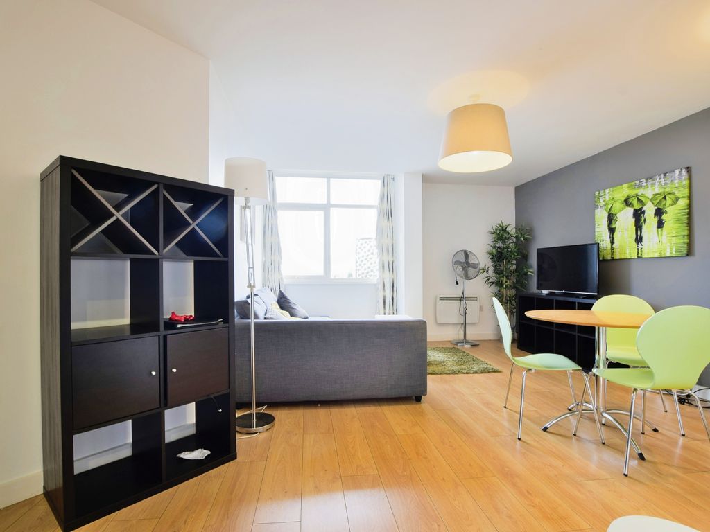 2 bed flat for sale in Broadway, Salford, Greater Manchester M50, £170,000