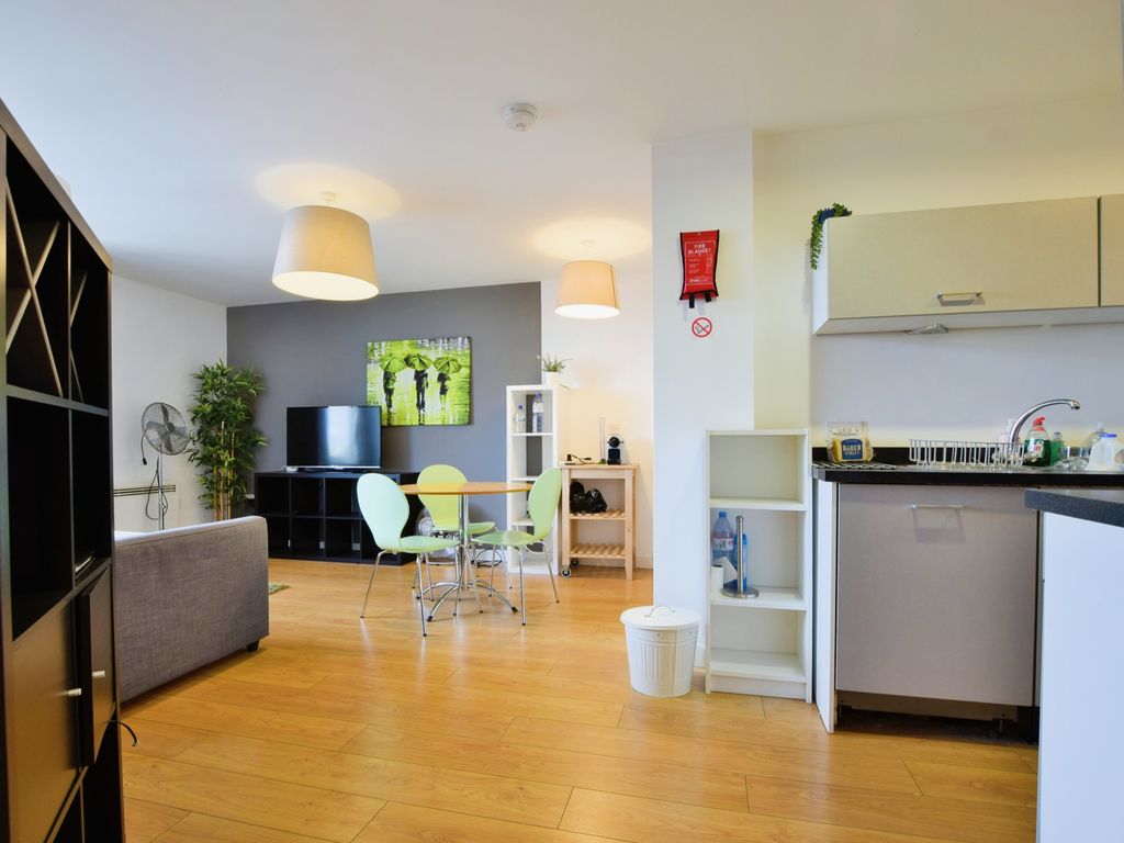 2 bed flat for sale in Broadway, Salford, Greater Manchester M50, £170,000