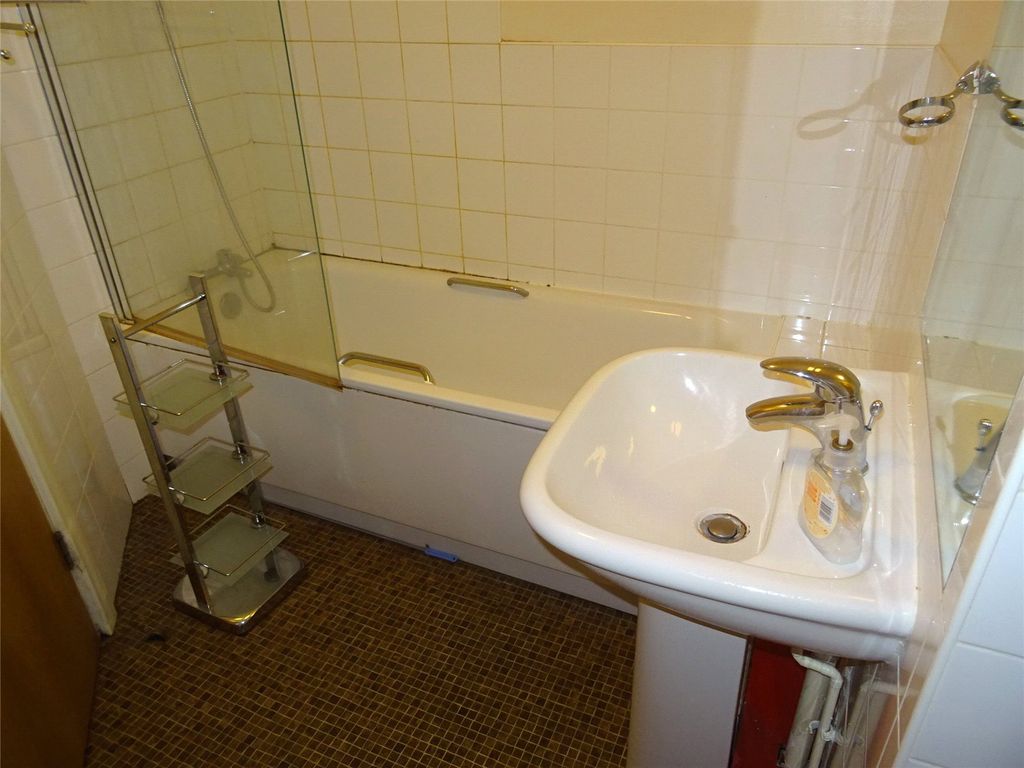 2 bed flat for sale in Landmark House, Bradford BD1, £75,000