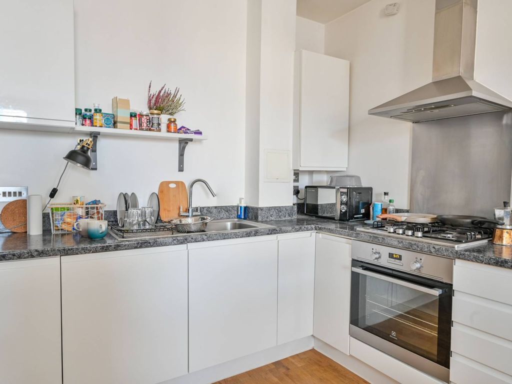 1 bed flat for sale in North Street, Guildford GU1, £300,000