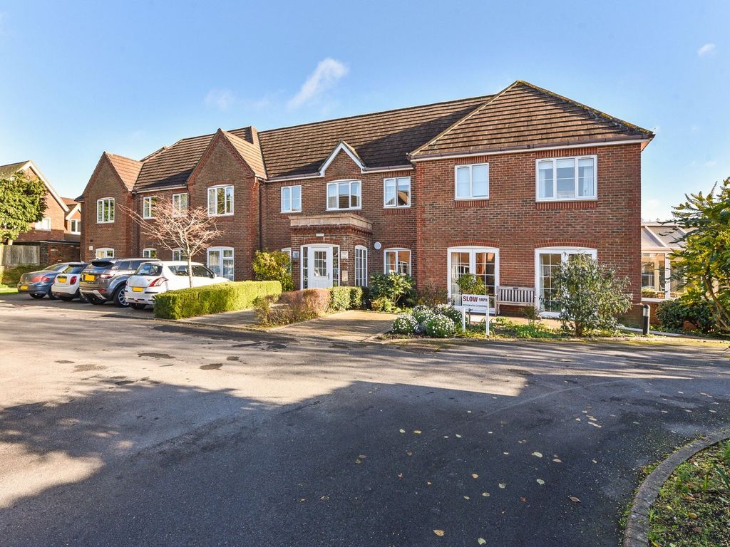 1 bed flat for sale in Cremorne Place, King George Avenue, Petersfield, Hampshire GU32, £200,000
