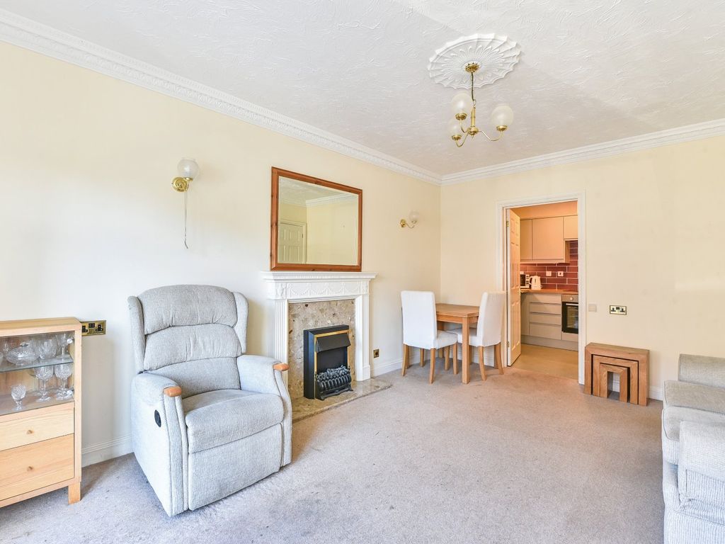 1 bed flat for sale in Cremorne Place, King George Avenue, Petersfield, Hampshire GU32, £200,000