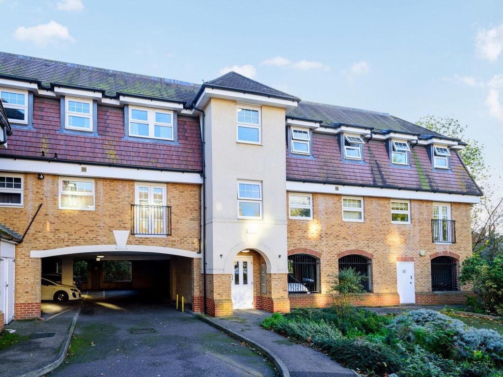 2 bed flat for sale in Yenston Close, Morden SM4, £162,500