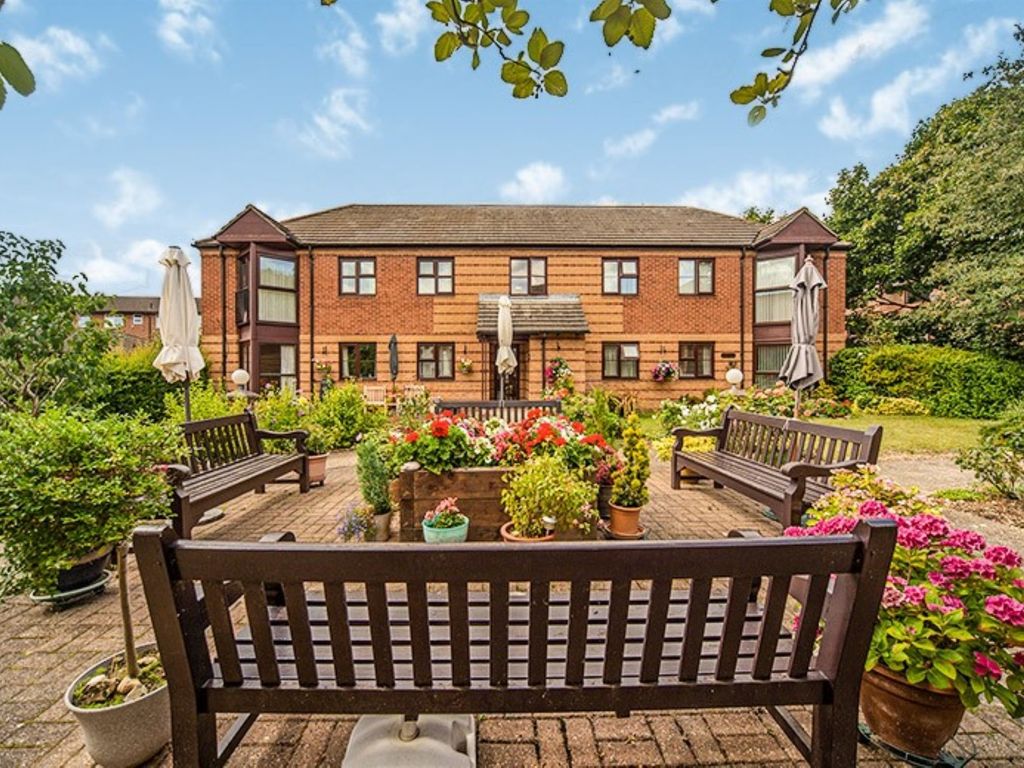 2 bed flat for sale in Roseacre Gardens, Welwyn Garden City AL7, £190,000