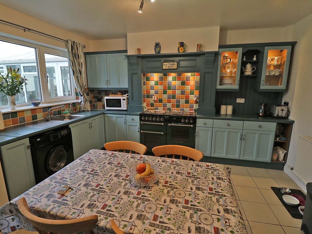 3 bed detached bungalow for sale in West Street, West Butterwick, Scunthorpe DN17, £320,000