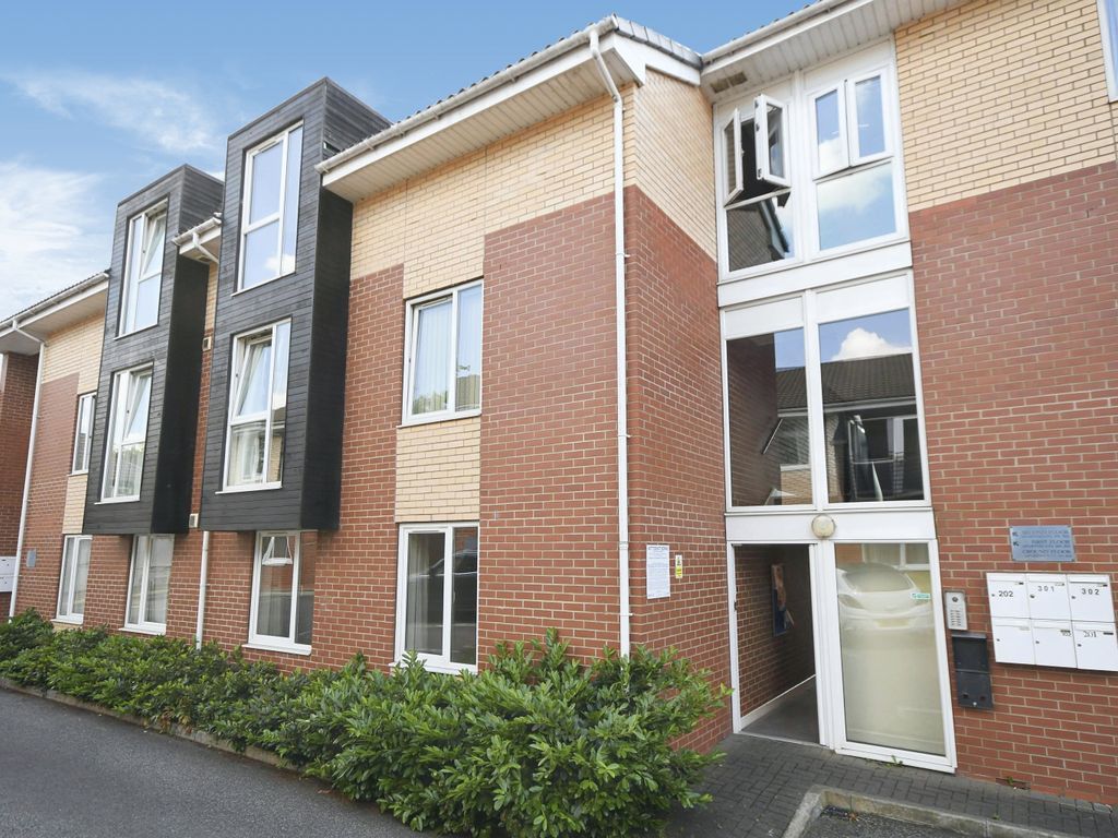 2 bed flat for sale in Elevation Court, Lincoln, Lincolnshire LN2, £100,000