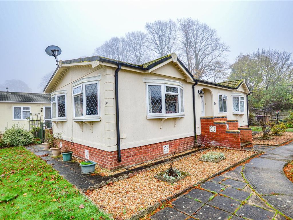 2 bed mobile/park home for sale in The Paddock, Westgate Park, Sleaford NG34, £115,000