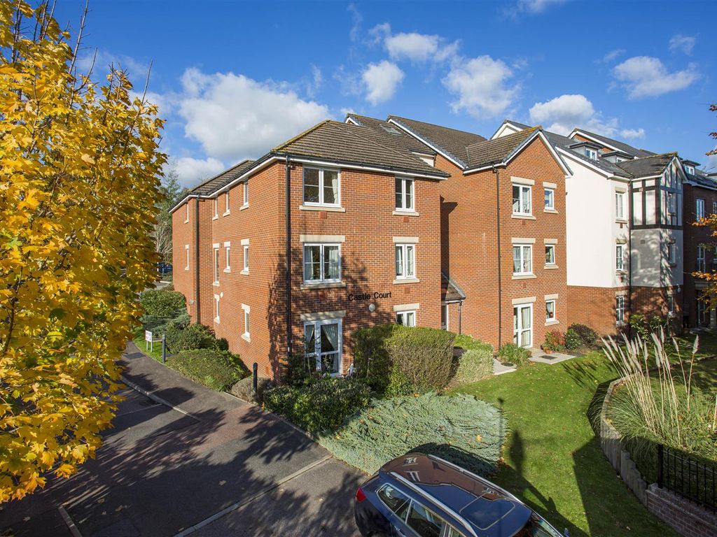 1 bed flat for sale in Hadlow Road, Tonbridge TN9, £115,000