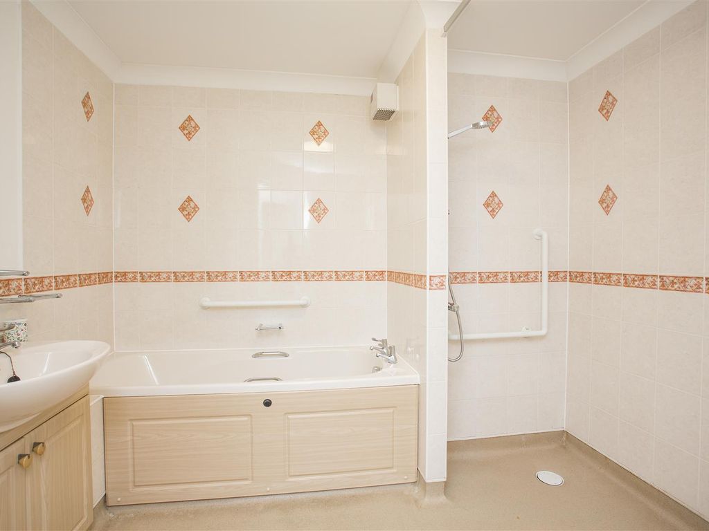 1 bed flat for sale in Hadlow Road, Tonbridge TN9, £115,000