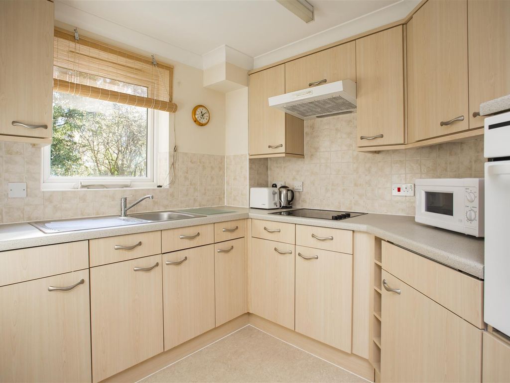 1 bed flat for sale in Hadlow Road, Tonbridge TN9, £115,000