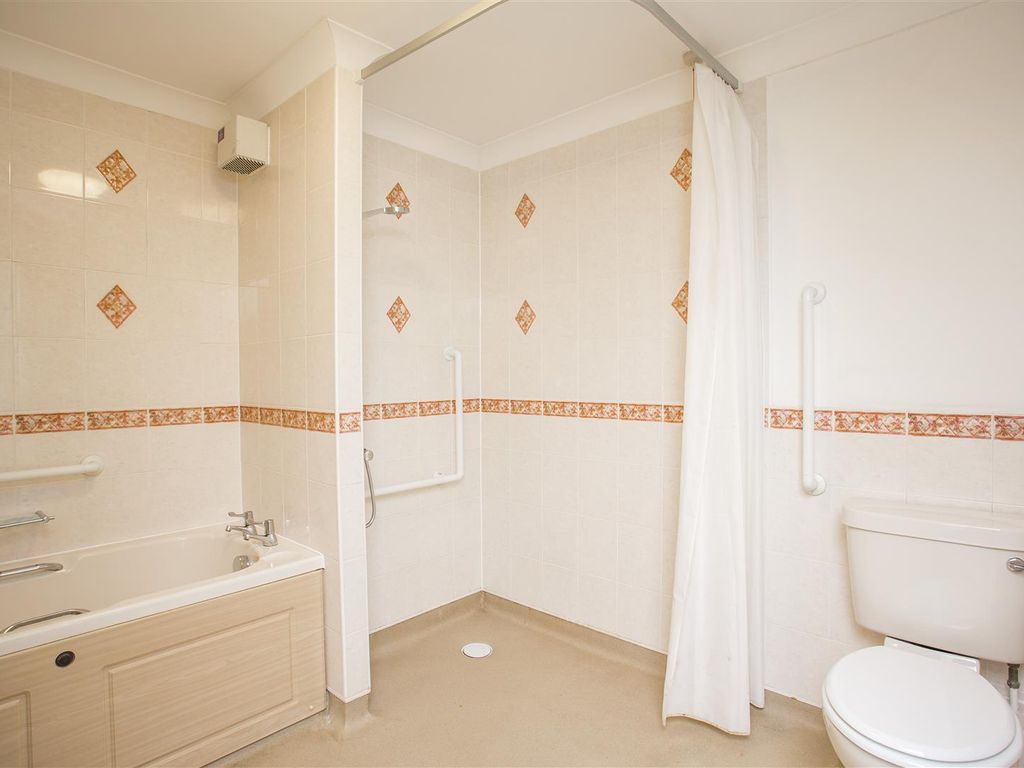 1 bed flat for sale in Hadlow Road, Tonbridge TN9, £115,000