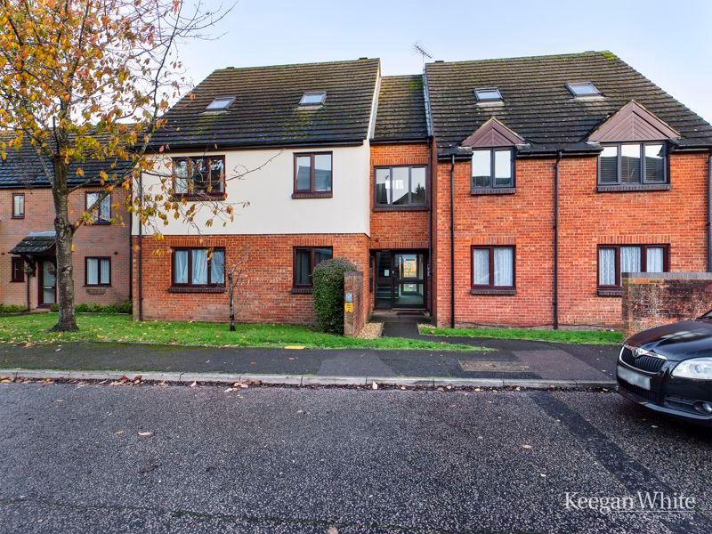 1 bed flat for sale in Windrush Drive, High Wycombe HP13, £175,000