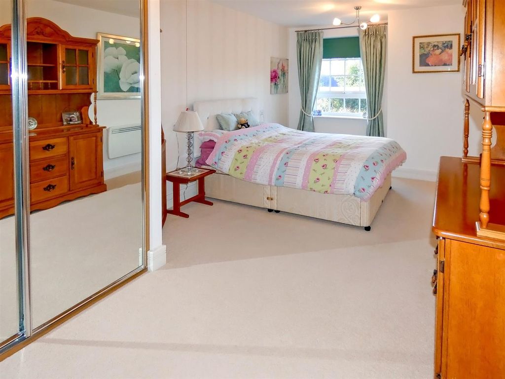1 bed flat for sale in Church Street, Littlehampton BN17, £135,000