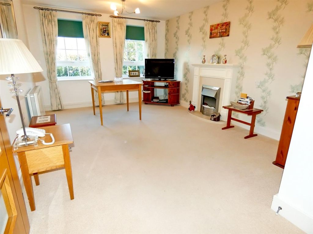 1 bed flat for sale in Church Street, Littlehampton BN17, £135,000