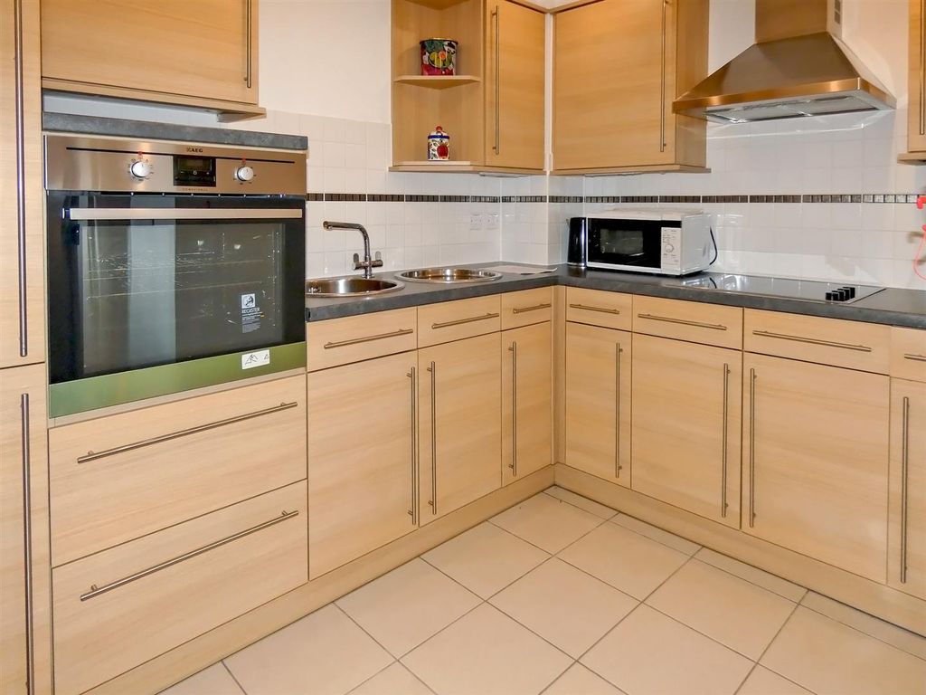 1 bed flat for sale in Church Street, Littlehampton BN17, £135,000